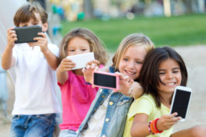 деца и мобилни телефон