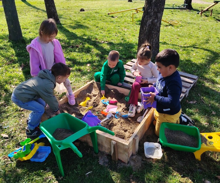 игра-деце-у-песку-вртић